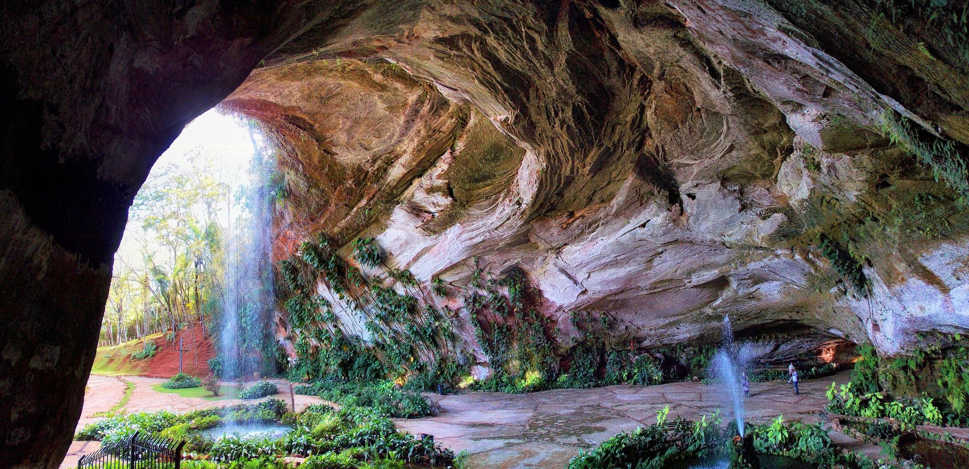 The Gruta dos Palhares sandstone cave in Brazil — the Botucatu formation that holds the Guaraní aquifer